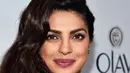 Aktris Priyanka Chopra saat berpose di acara ELLE's 6th Annual Women In Television Dinner di Los Angeles, Rabu (20/1).  Miss World 2000 itu tampil cantik dengan menggerai rambut hitamnya. ((Alberto Rodriguez E./Getty Images untuk ELLE/AFP)