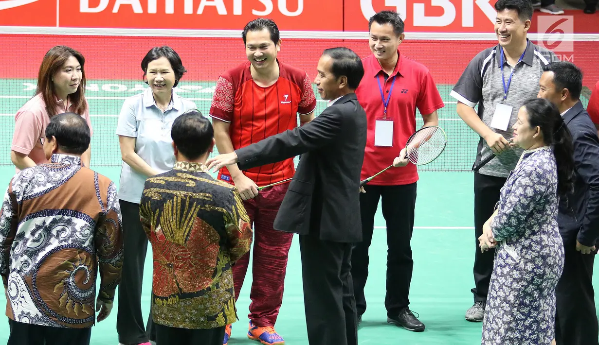 Presiden Jokowi menandatangani peresmian hasil renovasi Istora Senayan, Jakarta, Selasa (23/1). Istora Senayan akan menjadi salah satu arena Asean Games 2018. (Liputan6.com/Angga Yuniar) (Liputan6.com/Angga Yuniar)