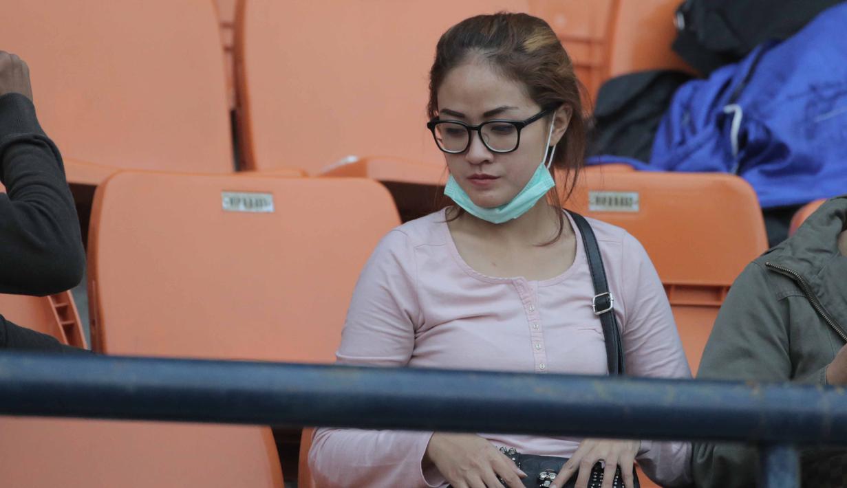 Aksi Supoeter Wanita saat mendukung tim kesayanngya Persib Bandung di Stadion Si Jalak Harupat, Bandung, Sabtu (24/10/2015). (Bola.com / Nicklas Hanoatubun)