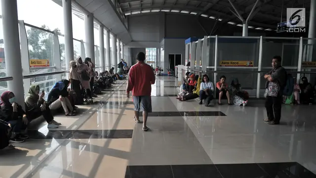 Penumpang KRL Telantar Akibat Listrik Padam