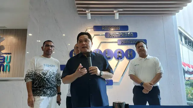 Menteri BUMN Erick Thohir di Kementerian BUMN, Selasa (1/8/2023). Erick Thohir mengungkap alasan penunjukkan Rosan Roeslani menjadi Wakil Komisaris Utama Pertamina. (Arief/Liputan6.com)