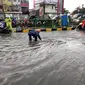 Satgas DPUPR Kota Depok menangani genangan air di Jalan Arif Rahman Hakim, Kecamatan Beji, Kota Depok akibat hujan deras. (Foto: Istimewa)