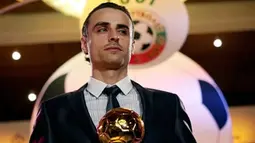 Bulgarian football player Dimitar Berbatov, who plays striker for Tottenham Hotspur, holds his award to the press after being named Bulgaria&#039;s Best Footballer of the Year in Sofia on March 24, 2008. AFP PHOTO / BORYANA KATSAROVA