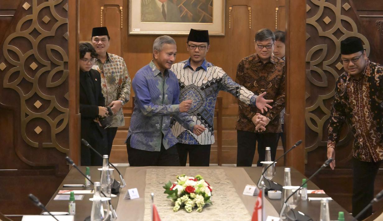 Menlu Sugiono menyebut Indonesia dan Singapura memiliki pandangan yang sejalan dalam memperkuat kolaborasi untuk menghadapi tantangan global. Tampak dalam foto, Menteri Luar Negeri Indonesia Sugiono (tengah kanan) menyambut Menteri Luar Negeri Singapura Vivian Balakrishnan saat pertemuan mereka di Gedung Kementerian Luar Negeri, Jakarta pada Selasa 12 Mei 2026. (BAY ISMOYO/AFP)