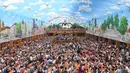 Pengunjung saat menikmati bir selama festival Oktoberfest 2017 di tempat peristirahatan Theresienwiese di Munich, Jerman selatan (24/9). Festival bir terbesar di dunia ini berlangsung sampai 3 Oktober 2017. (AFP Photo/dpa/Tobias Hase/Germany Out)