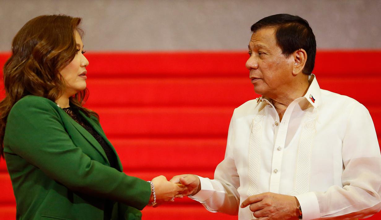 Presiden Filipina Rodrigo Duterte didampingi pasangannya, Honeylet Avancena, menunggu para pemimpin negara-negara anggota ASEAN yang akan menghadiri KTT ke-30 ASEAN di Manila, Filipina, Sabtu (29/4). (AP Photo / Bullit Marquez)