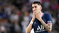 Angel Di Maria menutup akhir cerita di PSG dengan persembahan manis. Sang pemain menyumbang satu gol saat PSG menaklukkan FC Metz 5-0. Di momen tersebut Di Maria tampak bersedih karena harus berpisah dengan klub yang telah ia bela selama tujuh tahun. (AFP/Anne-Christine Poujoulat)