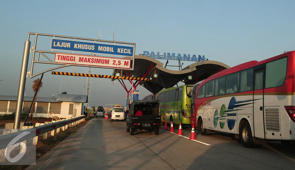 Suasana gerbang Tol Palimanan, Jawa Barat, Senin (13/7/2015). Menjelang H-4 Lebaran, arus lalu lintas di Tol Cipali terlihat lancar. (Liputan6.com/Herman Zakharia)