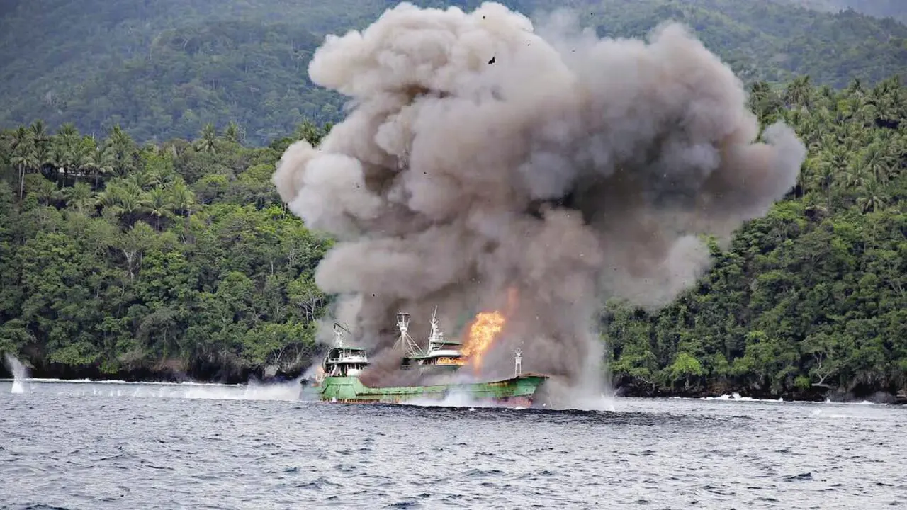 2 Kapal Pencuri Ikan Diledakkan di Ternate