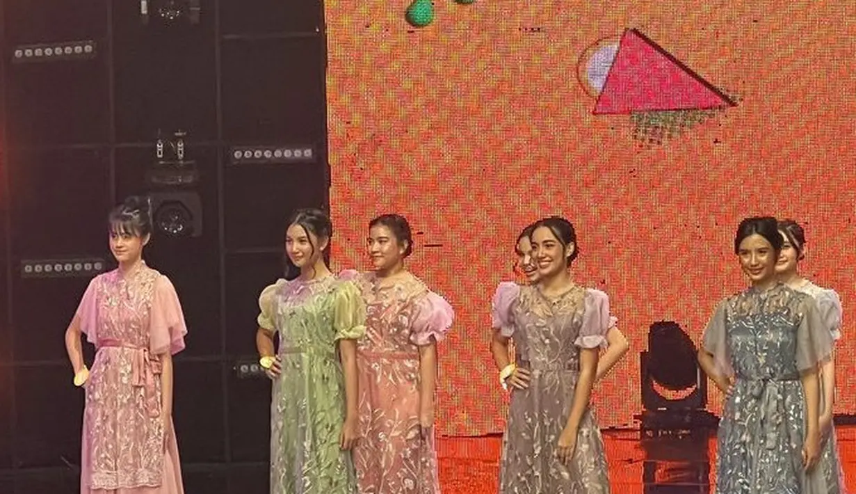 Saat puncak acara, sama seperti finalis lainnya, Louisa mengenakan dress lace dengan bordiran motif floral. Louisa memilih tampil dengan midi dress pink lengan pendek puff organza.[@meisya__siregar]