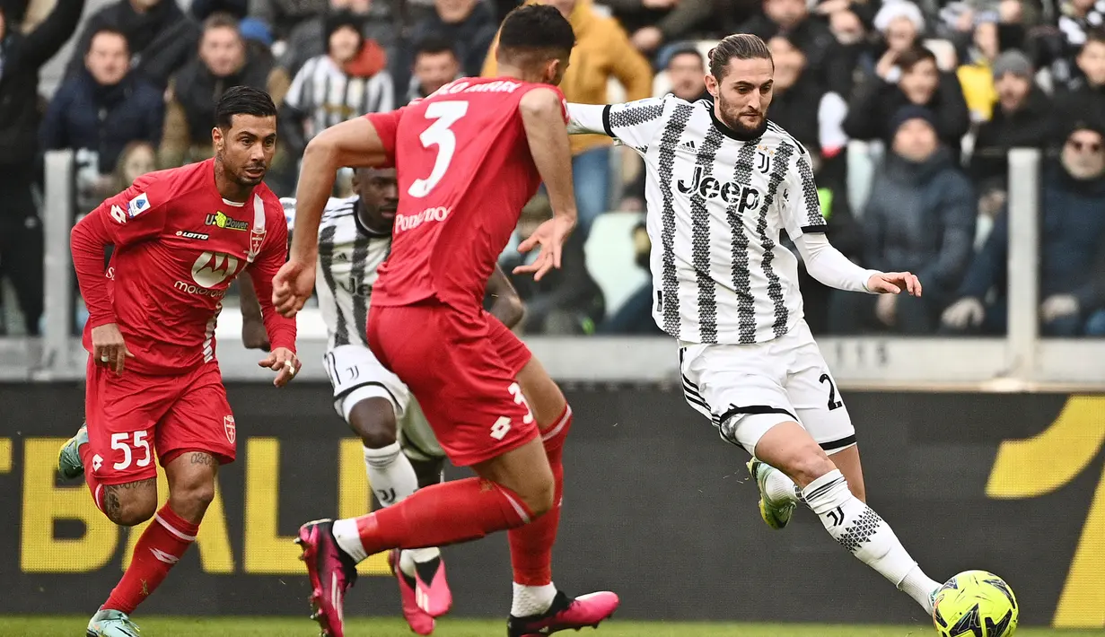 Pemain Juventus Adrien Rabiot (kanan) menendang bola sementara pemain Monza Pablo Mari mencoba menghalau pada pertandingan sepak bola Liga Italia di Allianz Stadium, Turin, Italia, 29 Januari 2023. Juventus makin terpuruk usai kalah 0-2 dari Monza. (Marco Alpozzi/LaPresse via AP)