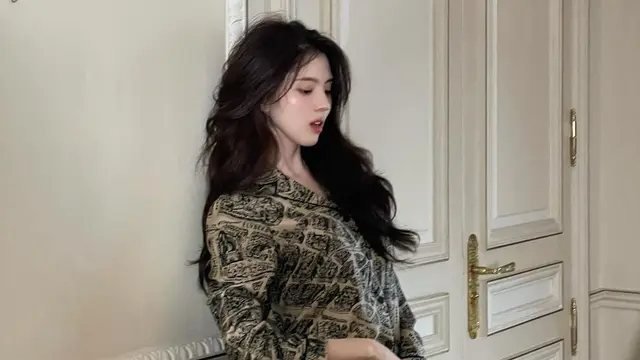 Gaya Rebel Han So Hee Foto Bareng Natalie Portman Layaknya Bestie di Paris Fashion Week, Pakai Gaun Menerawang hingga Nyeker Usai Acara