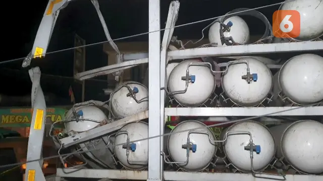 Truk pengangkut puluhan gas alam CNG yang meledak sebabkan korban jiwa dan korban luka di Jalan Nasional III Sukabumi-Bogor, Kecamatan Cibadak Kabupaten Sukabumi (Liputan6.com/Fira Syahrin).