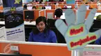 Petugas Call Center 817 melayani pelanggan di pusat layanan pelanggan XL di Jakarta, Senin (21/12/2015). XL telah melakukan kesiapan jaringan dan layanan pelanggan untuk mengantisipasi peningkatan kebutuhan telekomunikasi. (Liputan6.com/Angga Yuniar) 