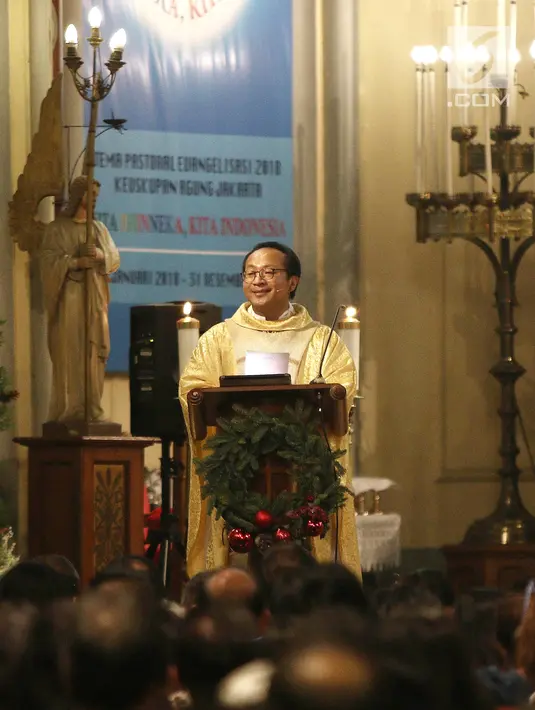 Pemimpin Misa Natal Pastor kepala paroki Hani Rudi Hartoko saat berkhotbah Misa Natal 2018 di Gereja Katedral, Jakarta, Senin (24/12). Misa Natal 2018 mengusung tema "Yesus Kristus Hikmat Bagi Kita”. (Liputan6.com/Herman Zakharia)