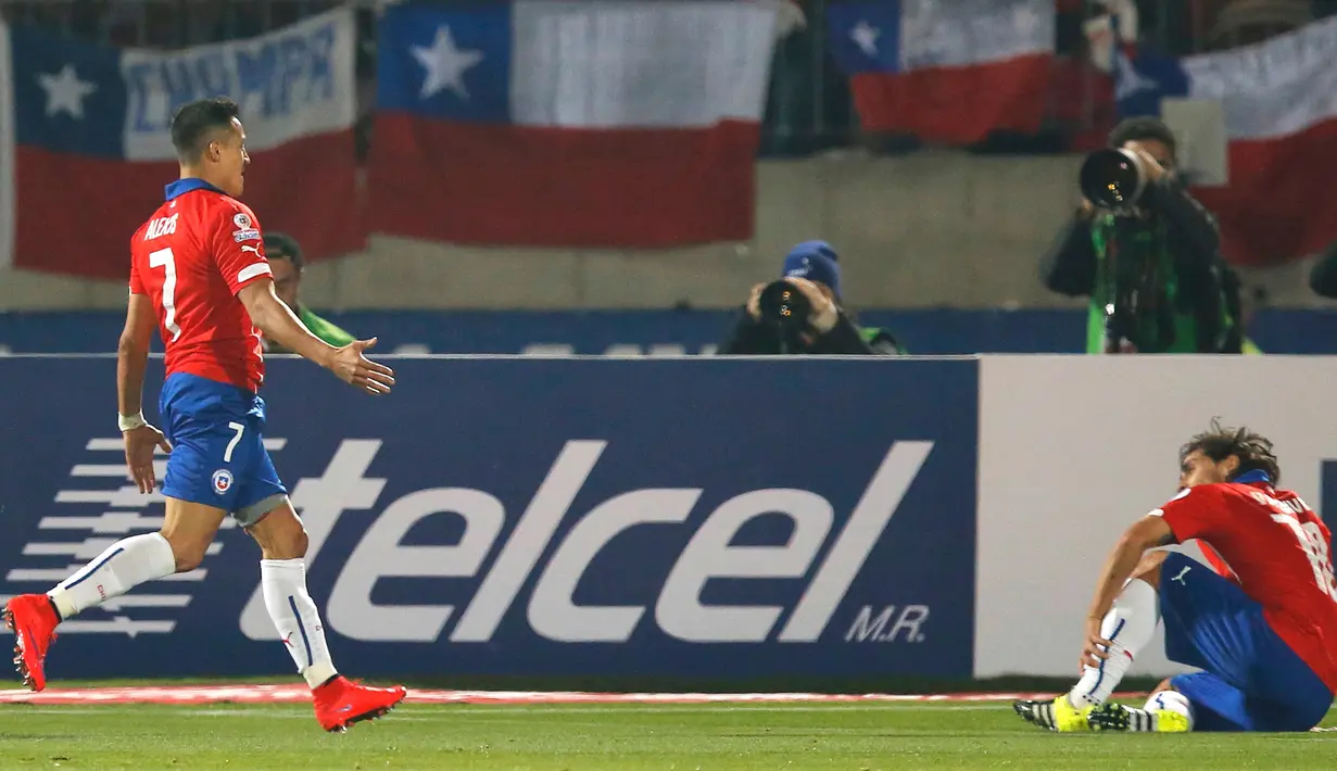 Penyerang Chile, Alexis Sanchez (kiri) melakukan selebrasi usai mencetak gol ke gawang Bolivia saat pertandingan Copa Amerika 2015 di Estadio Nacional, Santiago, Chile, (20/6/2015). Chile menang telak 5-0 atas Bolivia. (REUTERS/Henry Romero)