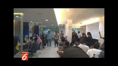 Ratusan nasabah mendatangi kantor cabang Bank Mandiri karena saldo berkurang dan menghilang.