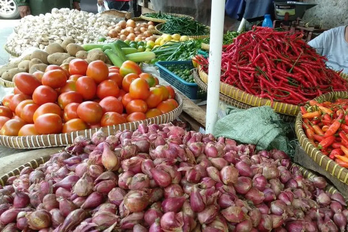 Harga bawang merah di Pasar Kebayoran Lama, Jakarta Selatan, naik dari Rp 30 ribu per kg jadi Rp 35 ribu per kg.