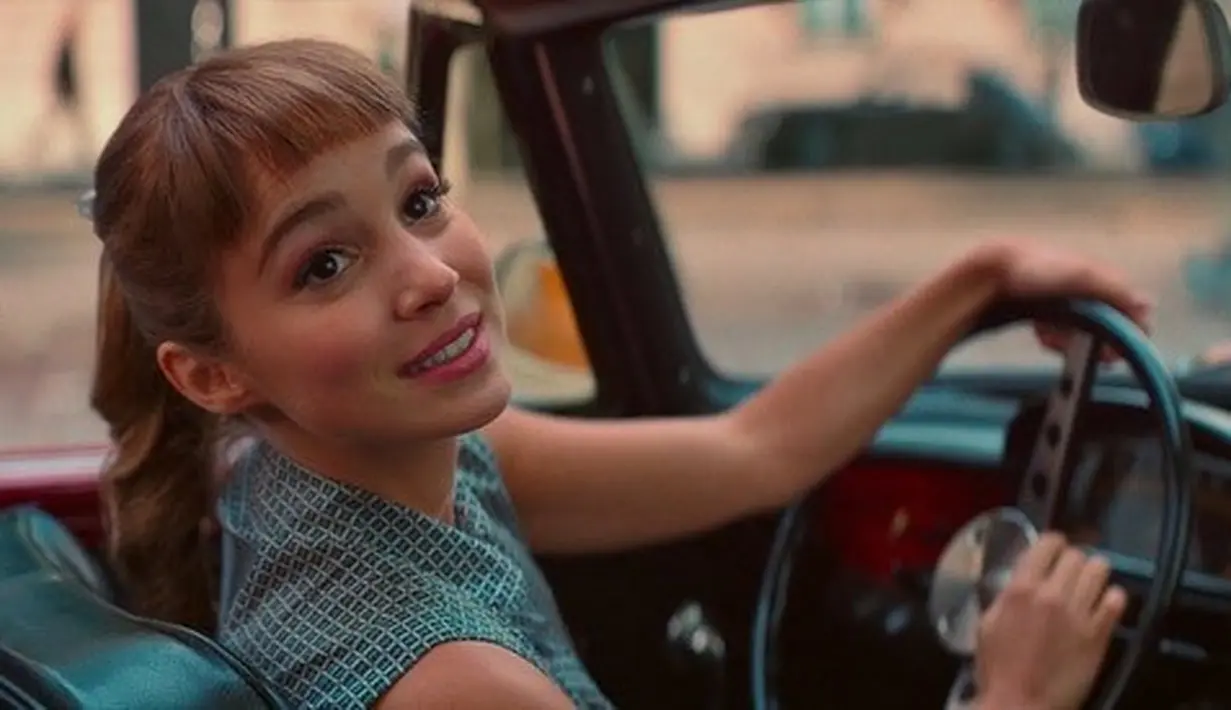 Alba Baptista menerima penghargaan Shooting Star untuk perannya dalam film Mrs. Harris Goes to Paris. (FOTO: instagram.com/alba.baptista/)