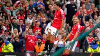 Harry Maguire dari Manchester United dan Diogo Dalot dari Manchester United, kanan, merayakan setelah mencetak gol dalam pertandingan Liga Inggris antara Manchester United dan Ipswich Town di Manchester, Inggris, Minggu, 30 Agustus 2026. (AP Photo/Dave Thompson)
