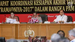 Menkes Nila F Moeloek bersama Kapolri Jenderal Tito Karnavian  dan Menhub Budi Karya Sumadi menggelar rapat koordinasi kesiapan akhir tingkat pusat terkait kesiapan arus mudik lebaran 2017 di Mabes Polri, Senin (12/6). (Liputan6.com/Faizal Fanani)