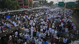  Warga Jakarta yang tidak melakukan mudik tetap kusyuk menjalankan Salat Idul Fitri yang jatuh pada Senin (28/07/14) (Liputan6.com/Johan Tallo) 