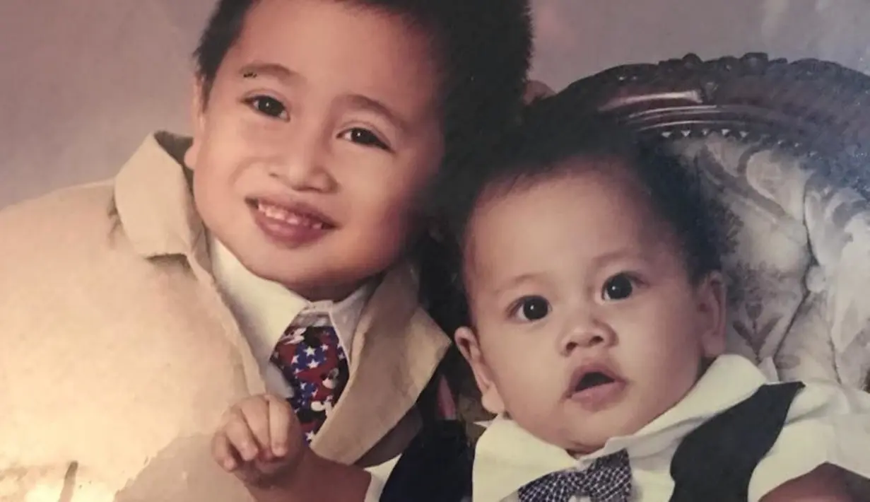 Bukti kekompakan kakak dan adik ini terlihat dari foto-foto yang diunggah Instagram masing-masing. Dalam berbagai kesempatan, dua bersaudara ini sering menghabiskan waktu bersama. Saking akrabnya, keduanya sudah seperti sepasang anak kembar. (Liputan6.com/IG/@athallanaufal7)