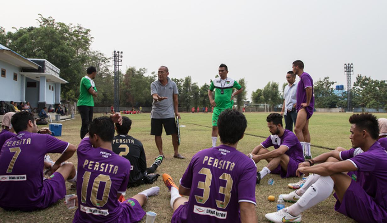 Pelatih Persita Tangerang, Bambang Nurdiansyah memberikan pengarahan kepada anak asuhnya saat ujicoba melawan PSAU di Lapangan Sutasoma, Jakarta, Jumat (21/8/2015). Persita mengalahkan PSAU dengan skor 1-0. (Bola.com/Vitalis Yogi Trisna)