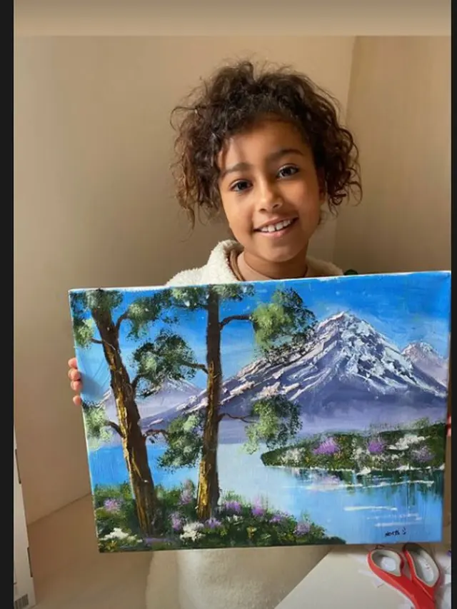 North West memperlihatkan hasil karyanya. (Instagram/ kimkardashian)