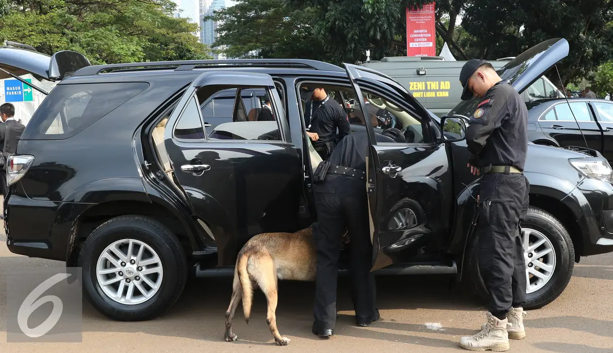 Petugas dan anjing pelacak mengecek bagian dalam mobil yang akan digunakan dalam WIEF ke-12 di Jakarta, Senin (1/8). WIEF ke-12 akan berlangsung di Jakarta pada 2-4 Agustus 2016. (Liputan6.com/Immanuel Antonius)
