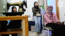 Pengungsi melakukan pelatihan menjahit di Peace Educational Shelter, Cisarua, Jawa Barat, Selasa (17/1/2023). Rata-rata pengungsi yang berasal dari Afganistan, Yaman, Irak, Sudan dan lain-lain  sudah lebih dari 10 tahun tinggal di Indonesia dengan kondisi   puluhan pengungsi mengalami depresi hingga bunuh diri. (merdeka.com/Arie Basuki)