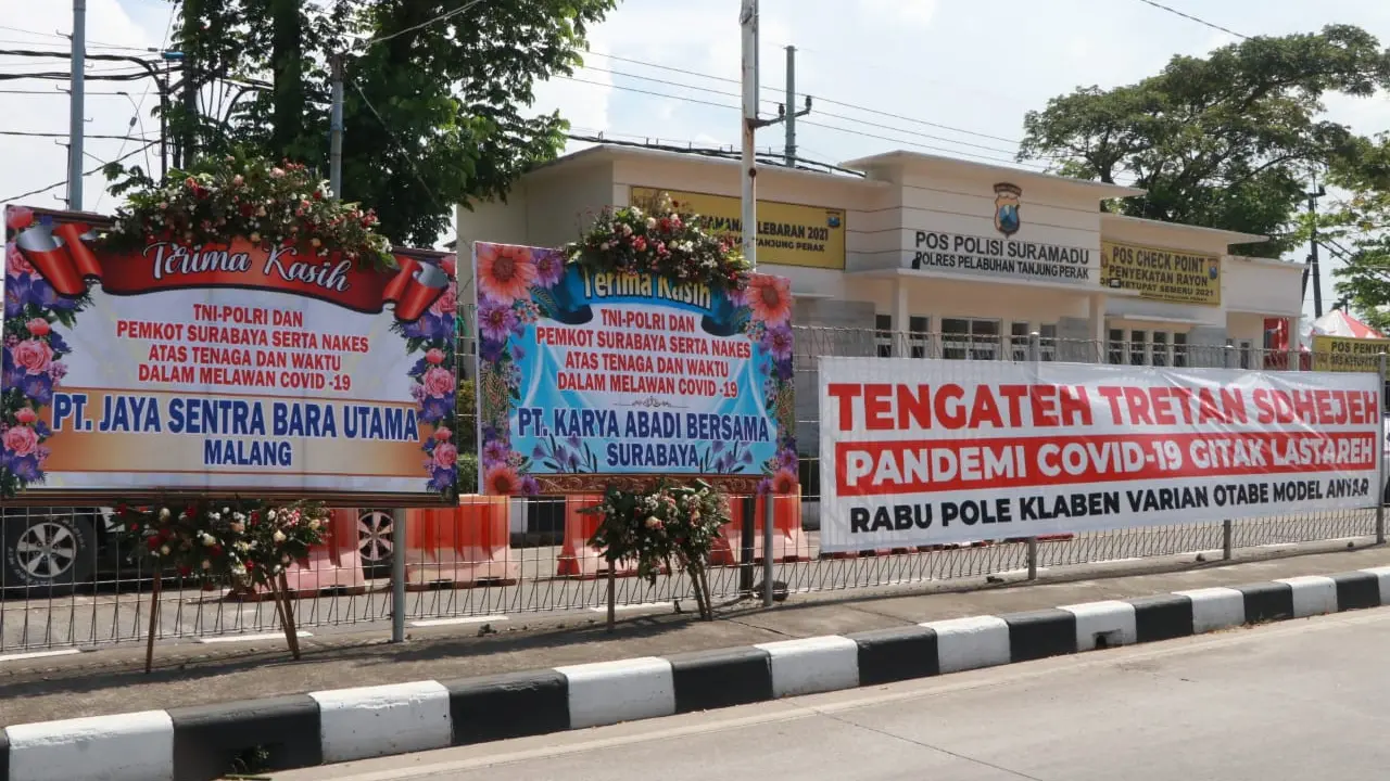 Karangan bunga dukungan untuk petugas Covod-19 di Penyekatan Suramadu. (Dian Kurniawan/Liputan6.com)