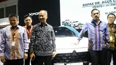 Menteri Perindustrian Agus Gumiwang Kartasasmita (ketiga kiri) bersama Menteri UMKM Maman Abdurrahman saat pembukaan Indonesia International Motor Show (IIMS) 2025 di JIExpo Kemayoran, Jakarta, Kamis (13/2/2025). (Liputan6.com/Herman Zakharia)
