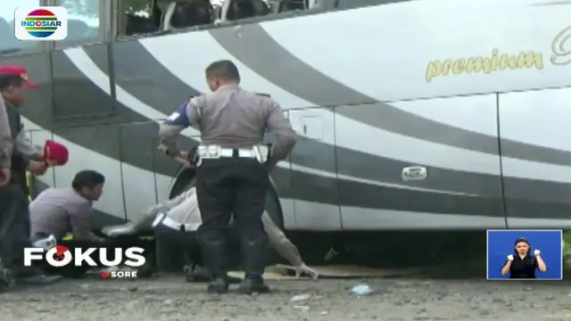 Pemeriksaan bangkai bus yang mengakibatkan kecelakaan di Tanjakan Emen dilakukan di pos patroli Jalan Raya Cipali, Jawa Barat, pada Rabu (14/2) siang.