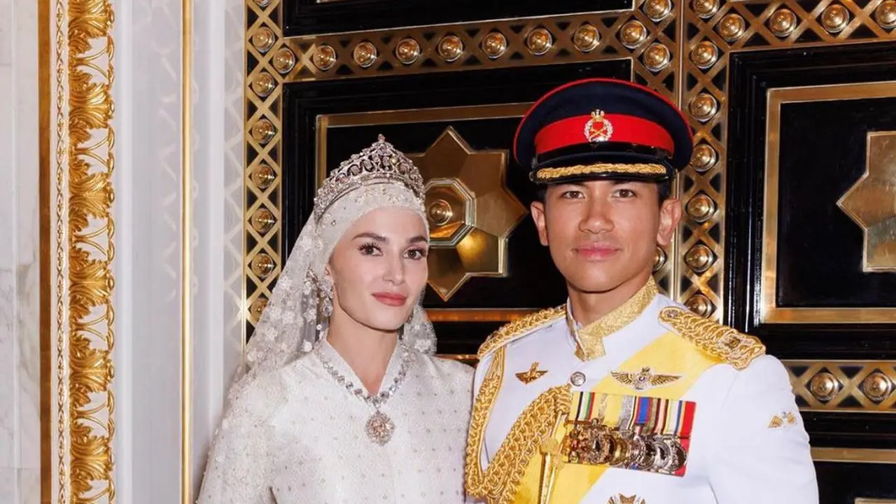 Tiara yang dikenakan Anisha Rosnah