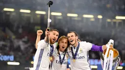 Kapten Real Madrid, Sergio Ramos, bersama Modric dan Bale foto bersama setelah memenangkan final Liga Champions dengan mengalahkan Juventus 4-1 di Stadion Millennium, Cardiff, (03/06/2017). (EPA/Peter Powell)