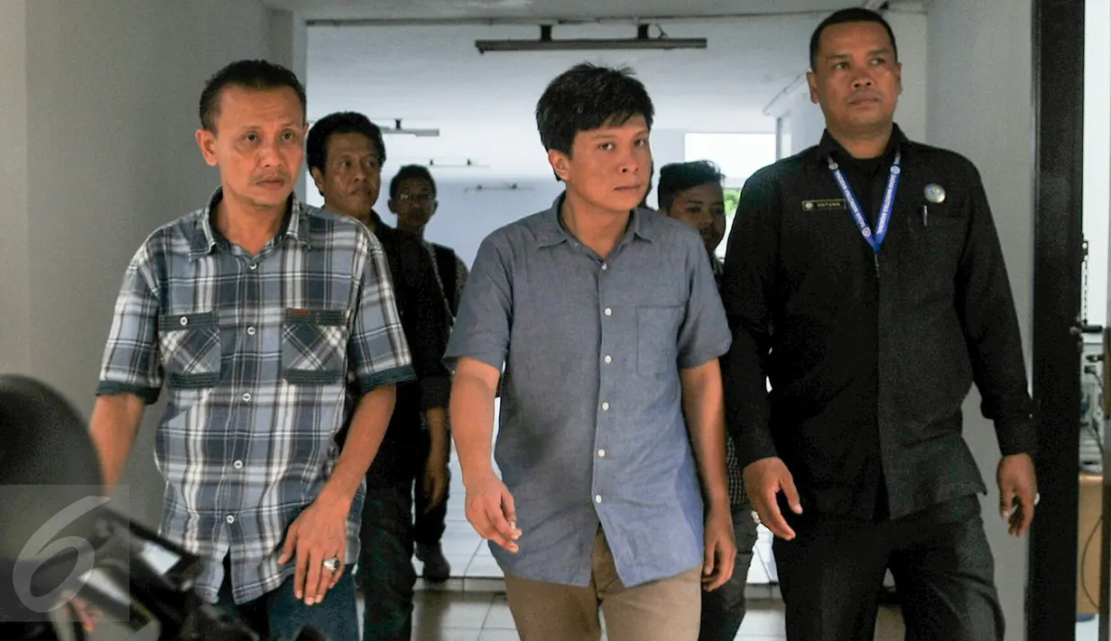 BNN menetapkan Bupati Ogan Ilir, Ahmad Wazir Noviadi (tengah) positif menggunakan narkoba, Jakarta, Senin (14/3/2016). Ahmad Wazir ditangkap di rumahnya di Jalan Musyawarah III, Gandus, Minggu (13/3), sekitar pukul 22.00 WIB. (Liputan6.com/Yoppy Renato)