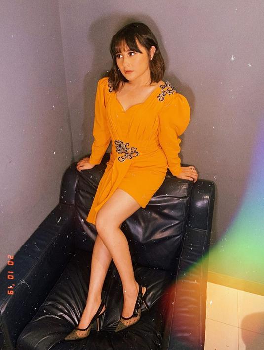 Gaya Prilly Latuconsina dengan rambut sebahu pun terlihat lebih fresh. Tak sedikit pula netizen yang memuji penampilan barunya.
(Liputan6.com/IG/@prillylatuconsina96)