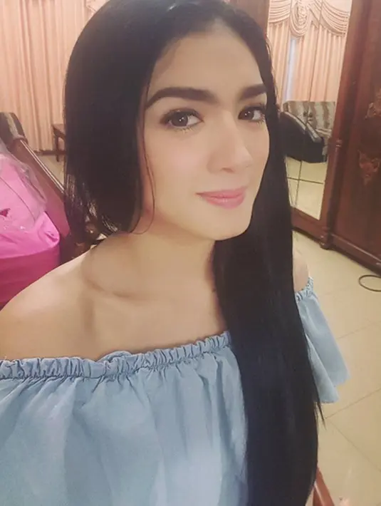Kabar beredar belakangan ini, Angel Karamoy melakukan perselingkuhan dengan Syaiful Drajat, seorang produser di rumah produksi Amanah Surga Production (ASP). Syaiful sendiri adalah suami dari pesinetron cantik Afifa Syahira. (Instagram/realangelkaramoy)