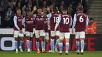 Pemain Aston Villa Ollie Watkins merayakan bersama rekan setimnya usai mencetak gol ke gawang Leicester City pada pertandingan sepak bola Liga Inggris di Stadion King Power, Leicester, Inggris, Selasa (4/4/2023). (Tim Goode/PA via AP)