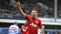 Ryan Giggs. Legenda Manchester United yang pensiun di MU pada Juli 2014 ini mencetak gol terakhir di Liga Inggris saat berusia 39 tahun dan 2 bulan. Pada (23/2/2013) di pekan ke-27 ia menyumbang 1 gol MU ke gawang tuan rumah QPR yang berakhir dengan kemenangan 2-0. (AFP/Olly Greenwood)