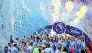 Para pemain Manchester City merayakan dengan trofi setelah memenangkan gelar Liga Inggris 2022 di Etihad Stadium, Manchester, Inggris, Minggu, 22 Mei 2022. Manchester City menjadi juara Liga Inggris usai menang 3-2 atas Aston Villa. (AP Photo/Dave Thompson)