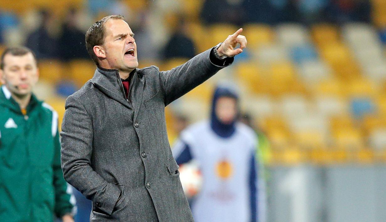 Frank de Boer saat melatih Ajax Amsterdam di Stadion Olimpiyskyi, Ukraina, (12/3/2015.  (EPA/Sergey Dolzhenko)