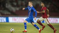 Striker Islandia, Aron Sigurdarson, menghindari kejaran dari bek Timnas Indonesia, Putu Gede, pada laga persahabatan di SUGBK, Jakarta, Minggu (14/1/2018). Indonesia kalah 1-4 dari Islandia. (Bola.com/Vitalis Yogi Trisna)