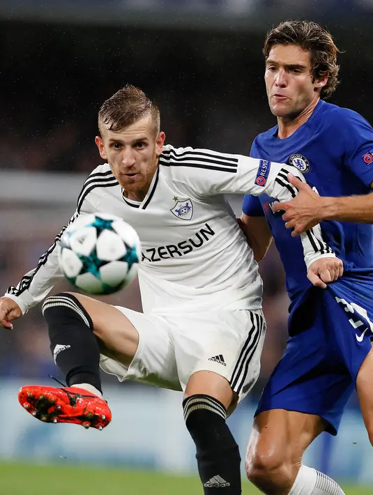 Pemain Qarabag, Pedro Henrique berusaha mengontrol bola dari kawalan bek Chelsea, Marcos Alonso saat bertanding pada Grup C Liga Champions di Stamford Bridge, London, Inggris (12/9). Chelsea menang telak atas Qarabag 6-0. (AP Photo/Kirsty Wigglesworth)