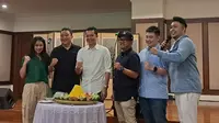 Taufik Hidayat (tengah) dalam acara Halalbihalal sekaligus perkenalan Sports Moment di kawasan Jakarta Selatan, Selasa (2/5/2023). (Bola.com/Muhammad Adi Yaksa)