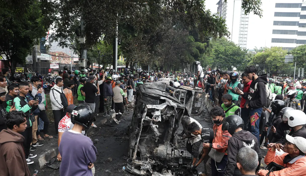 Kericuhan ini merupakan buntut dari peristiwa seorang pengemudi ojek online, Affan Kurniawan yang tewas dilindas kendaraan taktis Brimob pada Kamis (28/8) sore saat aksi demo di Pejompongan. (merdeka.com/Arie Basuki)