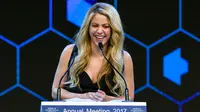 Penyanyi asal Kolombia, Shakira saat menyampaikan pidato setelah menerima trofi Crystal Award dalam acara pertemuan tahunan Forum Ekonomi Dunia (WEF) di Davos, Swiss (16/1). (AFP Photo/Fabrice Coffrini)