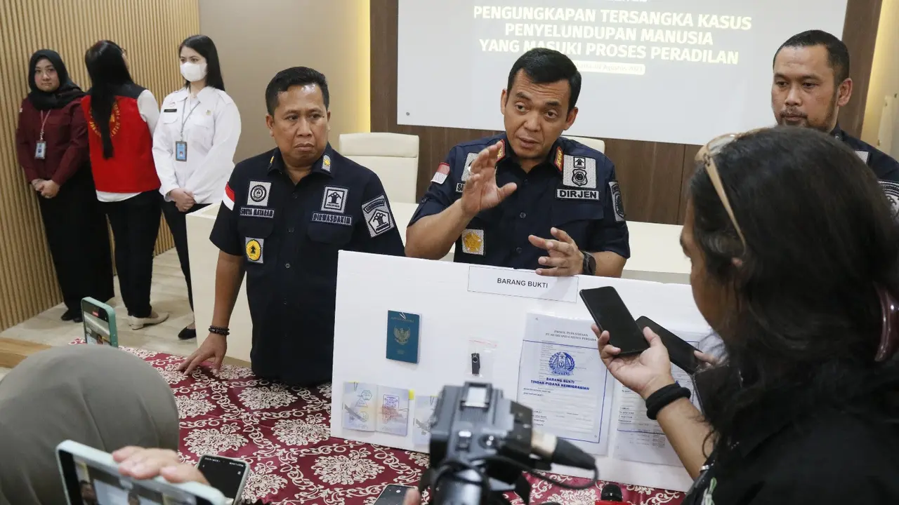 Seorang WNI pemalsu cap imigrasi ditangkap. Dirjen Imigrasi Silmy Karim mengungkap detail kasus itu ke media massa.