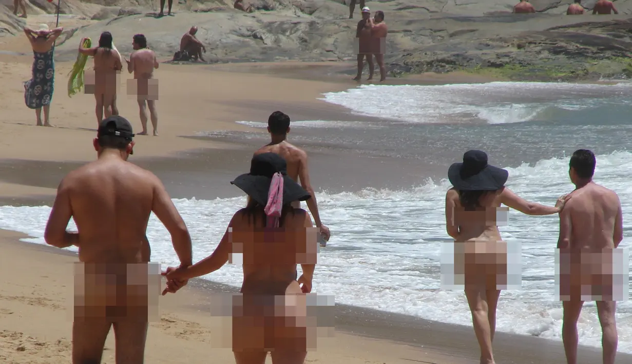 Praia do Pinho terletak sekitar 50 km di sebelah utara Florianopolis, Brasil. Pantai ini dianggap sebagai pantai naturist pertama di Brasil. Setiap turis yang datang diwajibkan menanggalkan busananya di tempat ini. (soloraya.com)